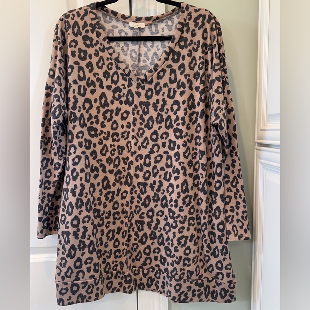 Leopard V neck top. 2X. Longer and cute with leggings!